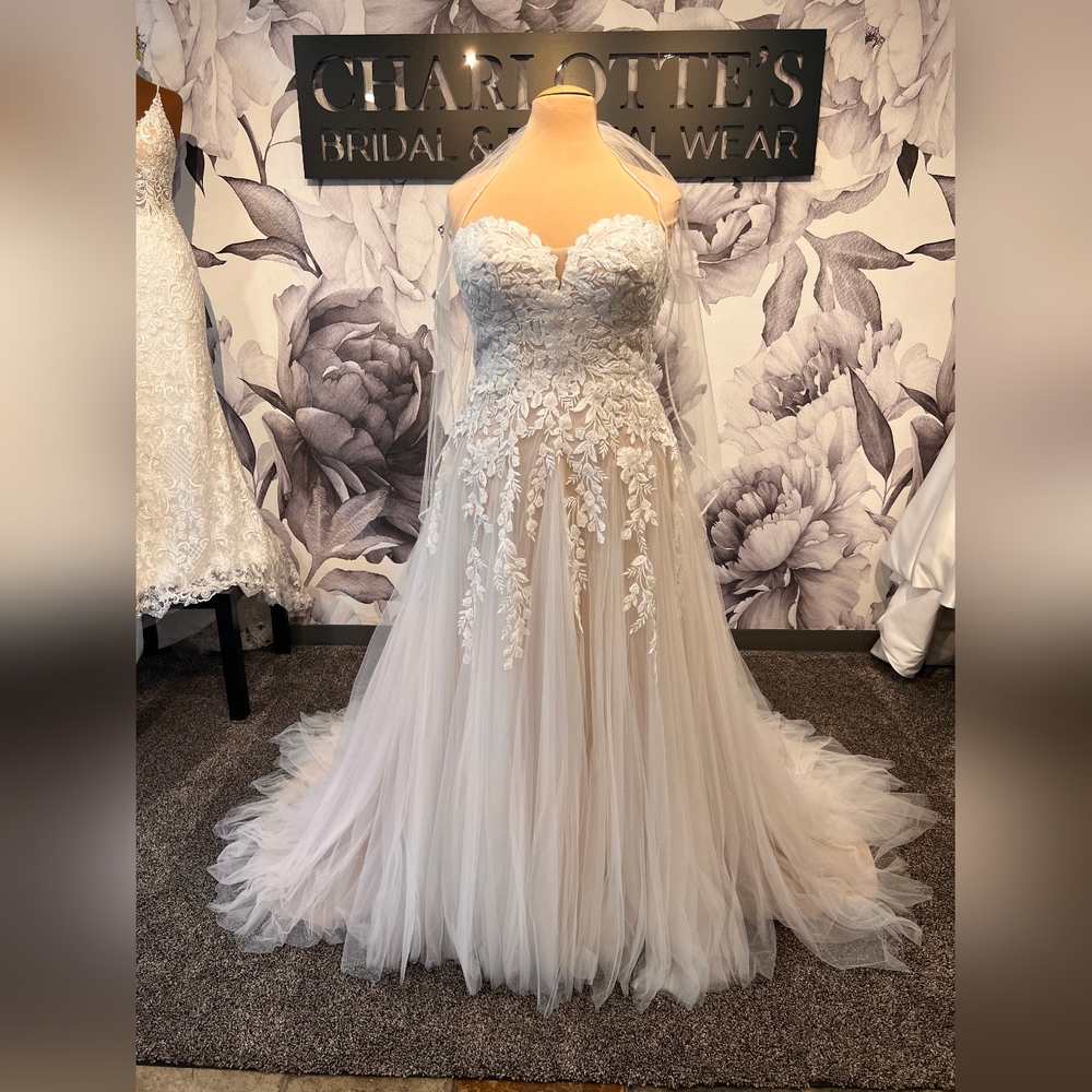 Brand New Wedding Dress Essence of Australia size 14
